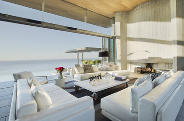 Sofas und Tisch auf moderner Terrasse - CAIF02746