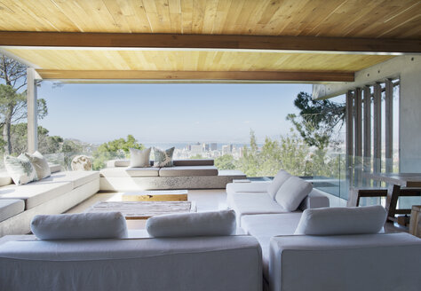 Sofas und Tisch im modernen Wohnzimmer - CAIF02750