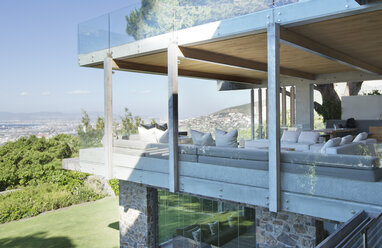 Glaswände eines modernen Hauses - CAIF02752