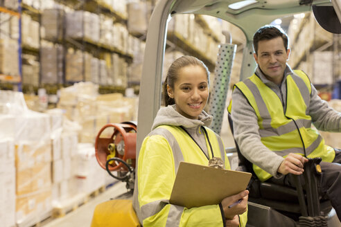 Lächelnde Arbeiter im Lager - CAIF02842