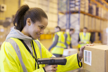 Worker scanning box in warehouse - CAIF02854