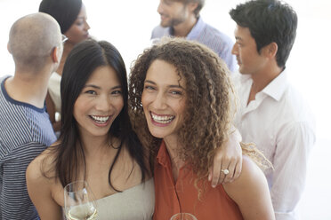 Gemeinsam lächelnde Frauen auf einer Party - CAIF02893