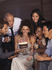 Freunde feiern Geburtstag - CAIF02900