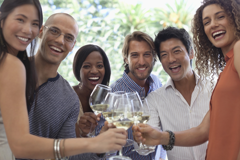 Freunde stoßen auf einer Party aufeinander an, lizenzfreies Stockfoto
