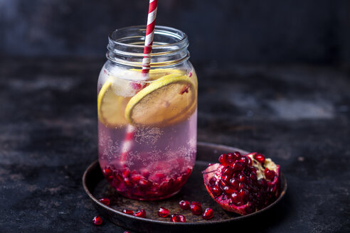 Fruchtwasser mit Zitronenscheiben, zerstoßenen Granatapfelkernen und Sprudelwasser - SBDF03476