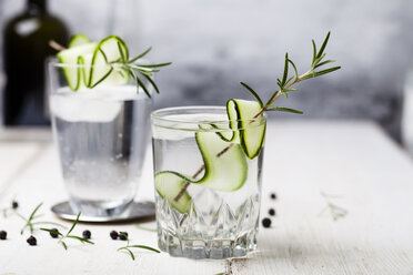 Gin Tonic mit Rosmarin und Gurke - SBDF03478