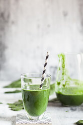 Zuckerfreier, veganer Detox-Smoothie mit Spinat, Mandelmilch und Banane - SBDF03479