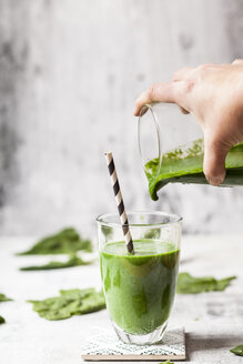 Sugar-free, vegane detox smoothie with spinach, almond milk and banana - SBDF03480