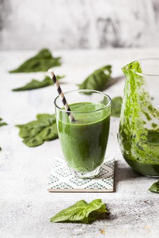 Zuckerfreier, veganer Detox-Smoothie mit Spinat, Mandelmilch und Banane, lizenzfreies Stockfoto