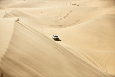 Afrika, Namibia, Namib-Naukluft-Nationalpark, Namib-Wüste, Wüstendünen, Geländewagen - CVF00210