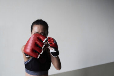 Boxhandschuh eines weiblichen Boxers beim Training - IGGF00467