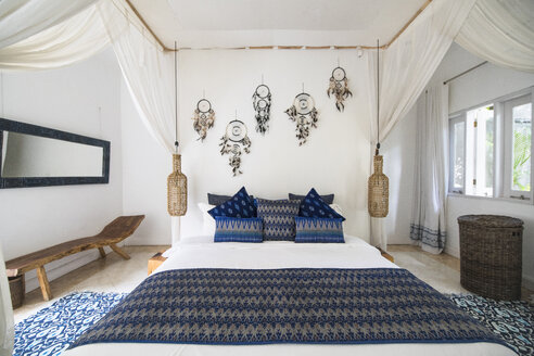 Gemütliches, luftiges Schlafzimmer mit blauen Kissen - SBOF01415