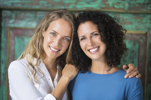 Porträt von zwei lächelnden Frauen Seite an Seite - SBOF01439