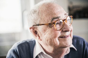 Porträt eines lächelnden älteren Mannes mit Blick zur Seite - UUF12907