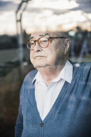 Porträt eines ernsten älteren Mannes am Fenster, lizenzfreies Stockfoto