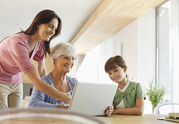 Drei Generationen von Frauen nutzen Tablet-Computer - CAIF02970
