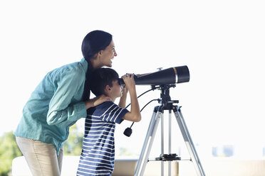 Mother and son using telescope - CAIF02988