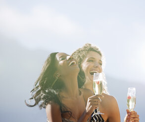 Frauen trinken gemeinsam Champagner im Freien - CAIF03024