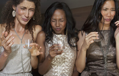 Frauen mit Schüssen Getränke auf Party - CAIF03026