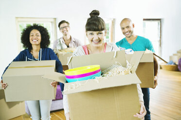 Freunde packen Kisten im neuen Haus aus - CAIF03089