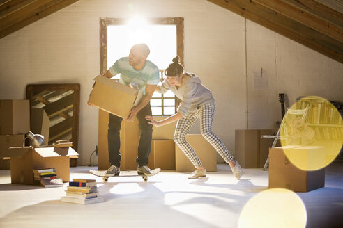 Ehepaar packt Kisten auf dem Dachboden aus - CAIF03094