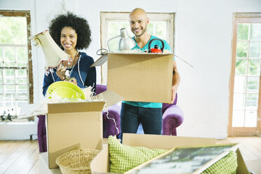 Ehepaar packt Kisten im neuen Haus aus - CAIF03097
