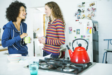 Frauen unterhalten sich in der Küche - CAIF03118