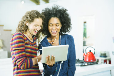 Women listening to earphones together - CAIF03172