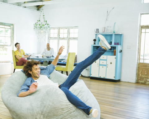 Mann springt in Sitzsack, lizenzfreies Stockfoto