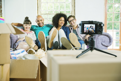 Freunde fotografieren gemeinsam in ihrem neuen Zuhause, lizenzfreies Stockfoto