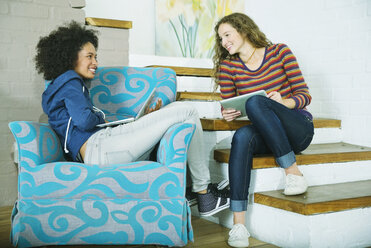 Frauen entspannen sich gemeinsam auf einer Treppe - CAIF03212