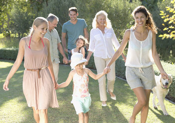 Familie beim gemeinsamen Spaziergang im Hinterhof - CAIF03225