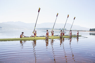 Rudermannschaft mit erhobenen Rudern auf dem See - CAIF03235