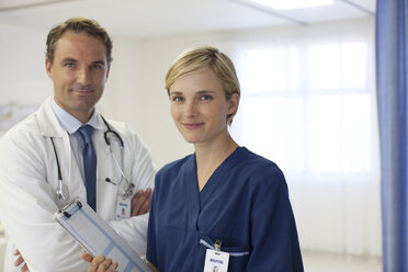Arzt und Krankenschwester lächelnd im Krankenhaus - CAIF03259