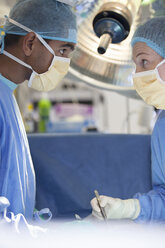 Chirurgen sprechen im Operationssaal - CAIF03267
