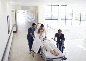 Krankenhauspersonal bringt den Patienten schnell ins Krankenhauszimmer - CAIF03272