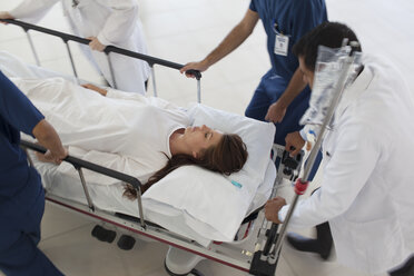 Krankenhauspersonal eilt mit dem Patienten in den Operationssaal - CAIF03273
