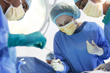 Surgeons working in operating room - CAIF03278