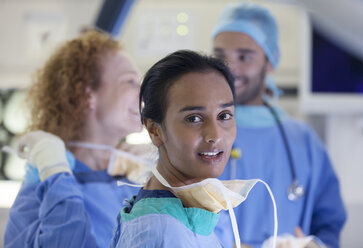 Chirurgen stehen im Operationssaal - CAIF03284