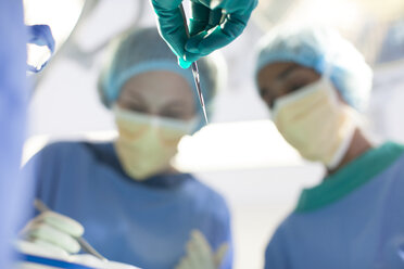 Surgeons working in operating room - CAIF03288