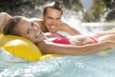 Ehepaar entspannt sich im Schwimmbad - CAIF03299