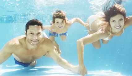 Familie schwimmt im Pool - CAIF03300