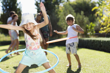 Kinder hula hooping im Hinterhof - CAIF03324