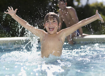 Junge spielt im Schwimmbad - CAIF03330