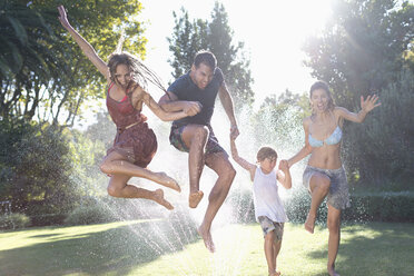 Familie springt in Sprinkleranlage - CAIF03331