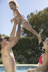 Familie spielt im Schwimmbad - CAIF03332