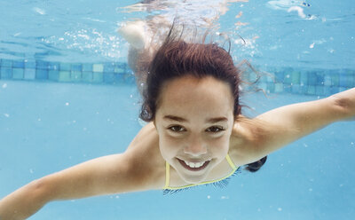 Mädchen schwimmt im Pool - CAIF03333