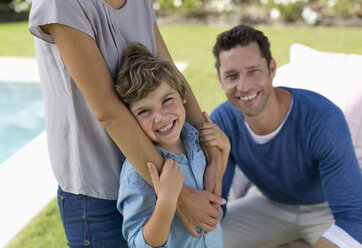 Familie lächelnd im Hinterhof - CAIF03342