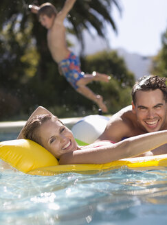 Familie spielt im Schwimmbad - CAIF03358