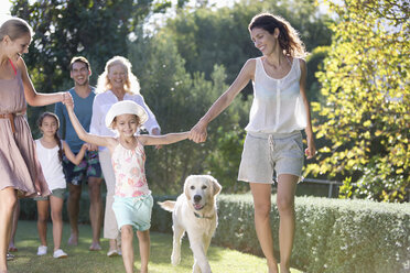 Familie geht gemeinsam im Park spazieren - CAIF03365